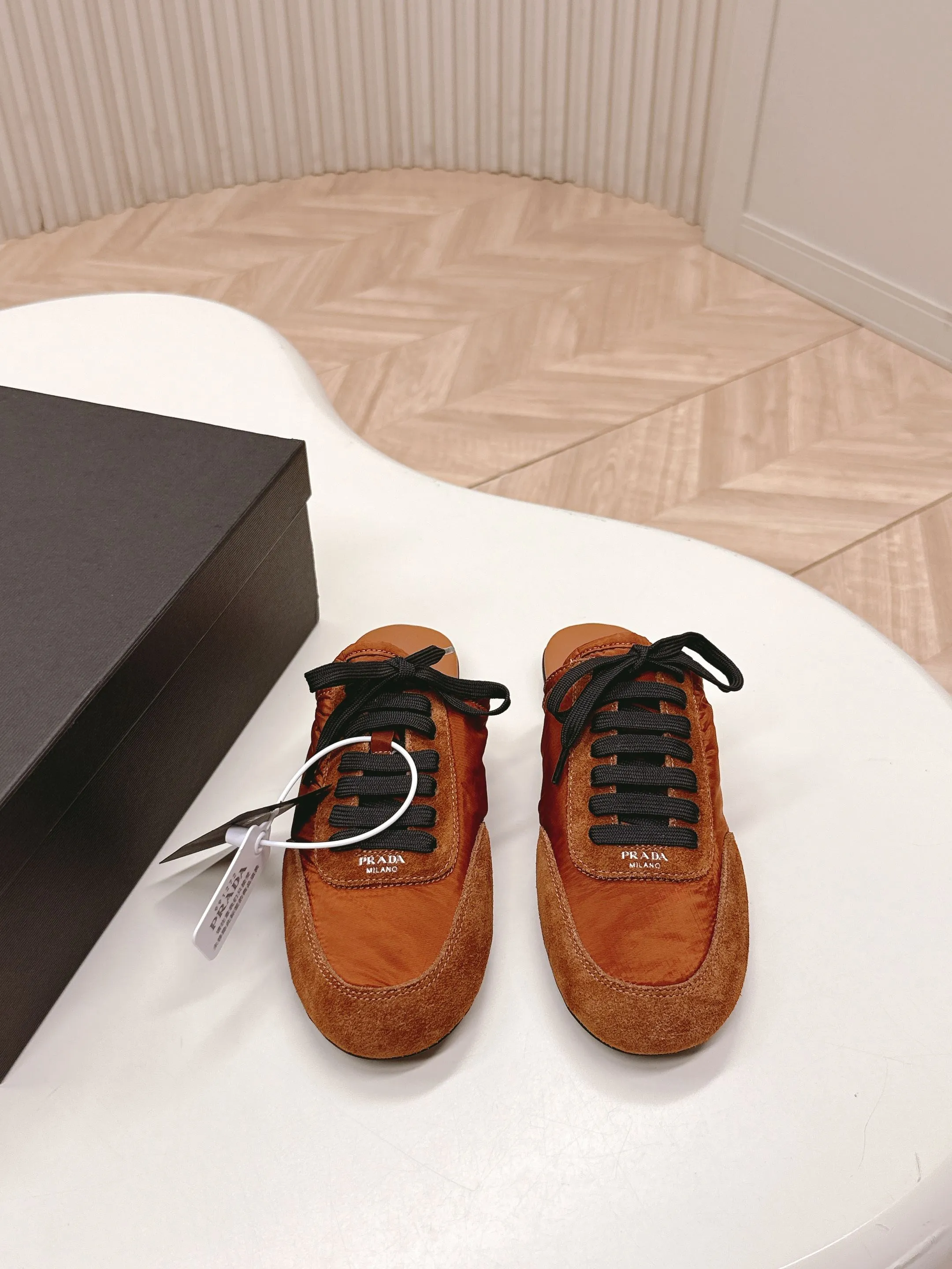 👟👟Ex-factory price 480👟👟 New color half-flop Prada Collapse regenerated nylon and suede leather stretch half-flop 2025 spring and summer latest catwalk style Forrest Gump slippers Fashion item thin casual slippers This ultra-light sports shoe is made of regenerated nylon and suede leather to create a three-dimensional shoe shape. The mixed materials highlight Prada's sports style and exquisite craftsmanship soul. The flat bottom design and elastic side cuffs make it easy to put on and take off with ease. The upper is decorated with a screen-printed logo ● Thin rubber sole · Removable leather insole upper, a casual shoe that is light, easy to wear and practical, with an original molded rubber outsole! Encounter a variety of colors combined with Forrest Gump shapes and iconic details such as Prada regenerated nylon to interpret a new style. Size: Women’s size. 35～39# 40.41